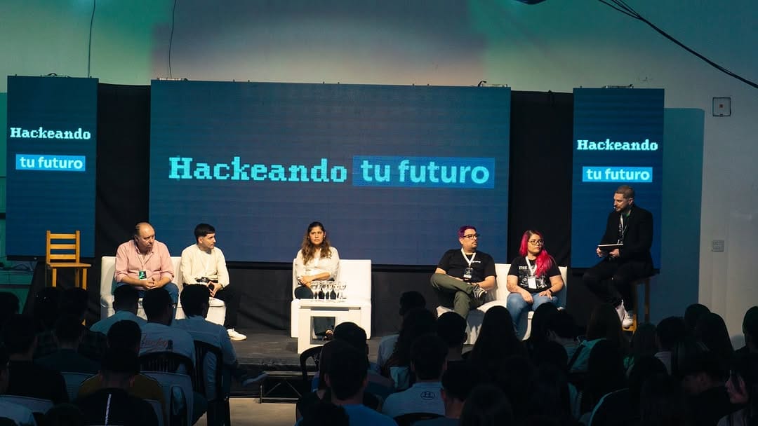 Panel de oradores en el escenario principal de Hackeando tu futuro