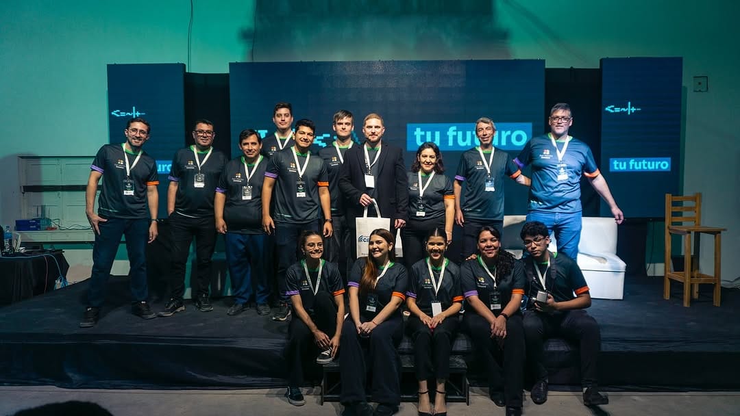 Equipo de San Martín Innova en el escenario al cierre