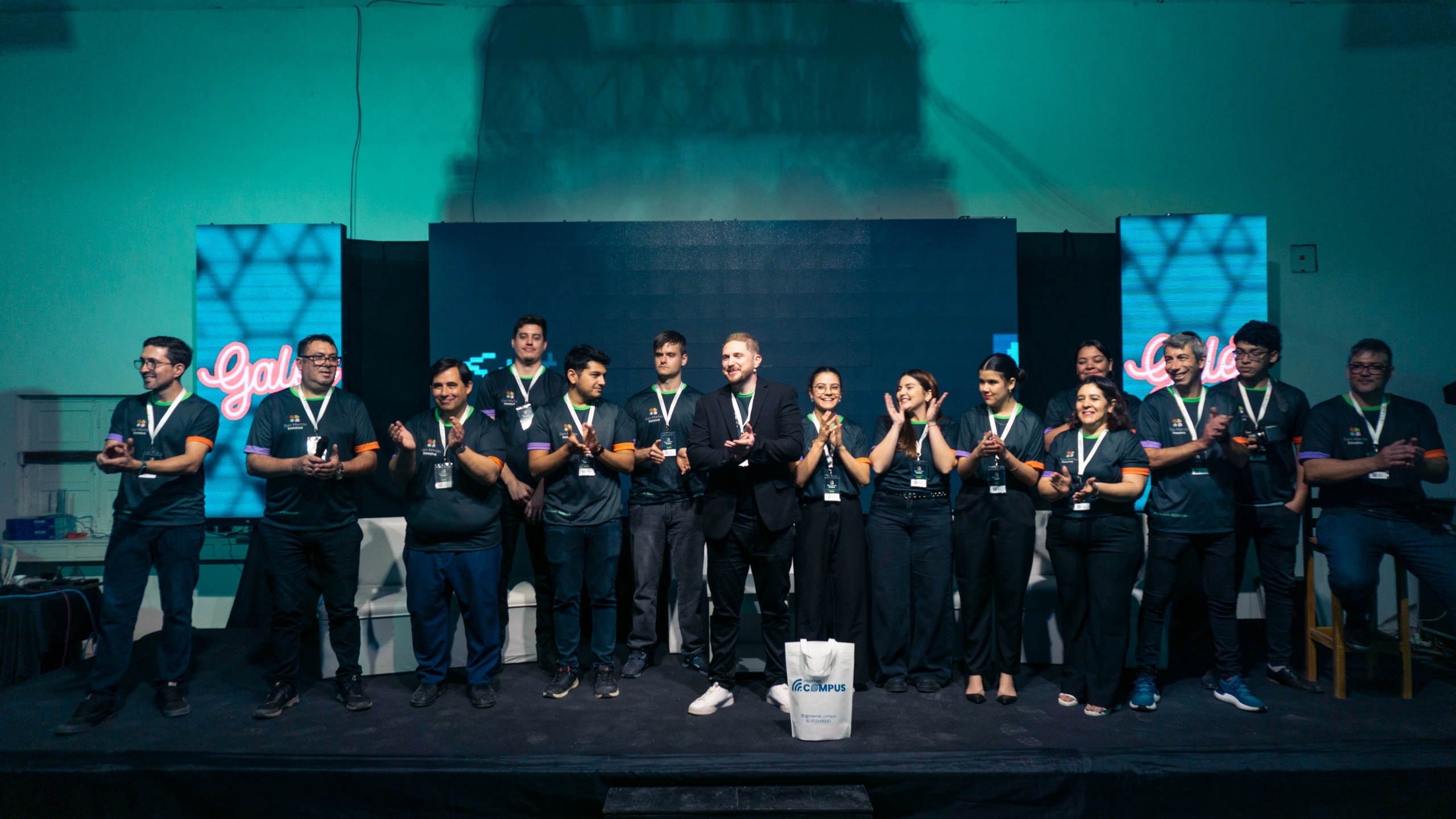 Equipo de San Martín Innova en escenario durante un evento de tecnología